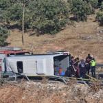 DİYARBAKIR (PHA) - Şeriban ÖZÇAKMAK – Diyarbakır-Eğil karayolunda meydana gelen minibüs kazasında, Adıyaman’dan gezi amacıyla yola çıkan sağlık çalışanlarını taşıyan araç devrildi.