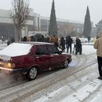 ADIYAMAN (PERRE) - Şeriban ÖZÇAKMAK - Adıyaman'da gece saatlerinden itibaren etkisini artıran yoğun kar yağışı kenti beyaza bürürken, ulaşımda aksamalar yaşandı.