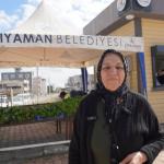 ADIYAMAN (PERRE) - Şeriban ÖZÇAKMAK - Adıyaman Belediyesi'ne ait Yeni Mahalle'deki 10 dönümlük üretim alanında yetiştirilen ürünler, hasat edildikçe vatandaşlarla buluşturuluyor.