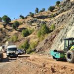 ADIYAMAN (PHA) - Sincik Belediye Başkanı Mehmet Korkut, Sincik-İnlice-Çelikhan’ı birbirine bağlayan, zaman ve mesafeden tasarruf sağlayacak olan grup yolu çalışmalarını yerinde inceleyerek, yetkililerden bilgi aldı.