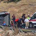 DİYARBAKIR (PHA) - Şeriban ÖZÇAKMAK – Diyarbakır-Eğil karayolunda meydana gelen minibüs kazasında, Adıyaman’dan gezi amacıyla yola çıkan sağlık çalışanlarını taşıyan araç devrildi.