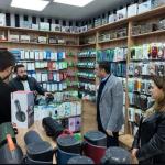 ŞANLIURFA (PERRE) - Berfin GÜRBÜZ - CHP Şanlıurfa İl Başkanı Ferhat Karadağ, Karaköprü İlçe Başkanı Rıdvan Çoban ve İlçe Kadın Kolları Başkanı Melek Coşkun Akalın ile birlikte Karaköprü ilçesi Atakent Caddesi'nde esnaf z...