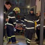 ADIYAMAN (PERRE) - Şeriban ÖZÇAKMAK -  Adıyaman'da bodrum katı su basan binada mahsur kalan fiziksel engelli Müşerref Yaşar, itfaiye ekiplerinin halat ve sedye desteğiyle gerçekleştirdiği operasyonla güvenli şekilde tahl...