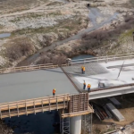 ADIYAMAN (PERRE) - Sibel TURAN-Adıyaman'ın dört bir yanında ulaşım ağını daha güvenli ve konforlu hale getirmek amacıyla Valilik ve İl Özel İdaresi tarafından yürütülen köprü yapım çalışmaları aralıksız sürüyor.