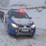 ADIYAMAN (PERRE) - (Murat KAYIŞ) - Adıyaman'ın Besni ilçesinde etkili olan yoğun kar yağışı nedeniyle dağlık alanda mahsur kalan 800 küçükbaş hayvan, jandarma ve İlçe Tarım ve Orman Müdürlüğü ekiplerinin çalışmalarıyla g...