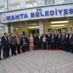 ADIYAMAN (PERRE) - Şeriban ÖZÇAKMAK - Adıyaman milletvekilleri, Kahta Kaymakamı, il ve ilçe teşkilatı yöneticileri ile kurum temsilcileri, Kahta Belediye Başkanı Mehmet Can Hallaç'ı "Halkın Makamı"nda ziyaret etti.