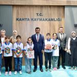ADIYAMAN (PERRE) - Sibel TURAN- Akıl ve zeka oyunlarında derece elde eden öğrenciler Kahta Kaymakamı Muhammed Üsame soysal'a ziyarette bulundu.