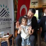ADIYAMAN (PERRE) - (Şeriban ÖZÇAKMAK) - Adıyaman Belediye Başkanı Avukat Abdurrahman Tutdere, Kurban Bayramı dolayısıyla Altınşehir Mahallesi'nde bulunan Belediye Sosyal Tesisleri'nde vatandaşlarla bayramlaştı.