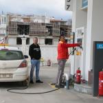 ADIYAMAN (PERRE) - Şeriban ÖZÇAKMAK-Berfin GÜRBÜZ - Küresel piyasalardaki dalgalanmalar ve tedarik zincirindeki belirsizlikler akaryakıt fiyatlarına yansımaya devam ederken, Adıyaman'da benzin, motorin ve LPG fiyatları y...